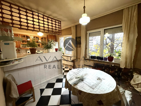 Тристаен РЕАЛНА КВАДРАТУРА ПОЩАТА