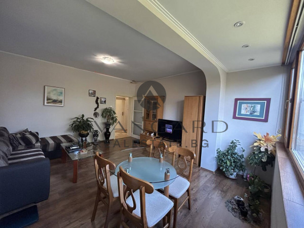 Саниран тристаен апартамент / Младежки хълм