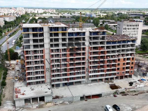 Тристаен НОВА СГРАДА ТРАКИЯ