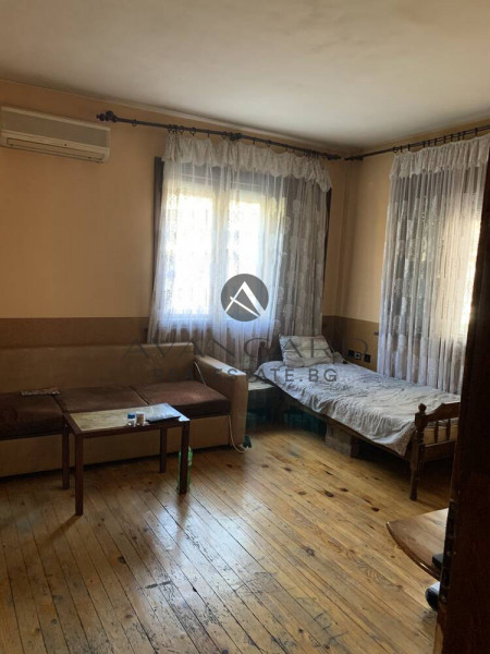 Етаж от къща с двор и два гаража