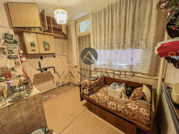 ТРИ ОТДЕЛНИ СТАИ / СМИРНЕНСКИ