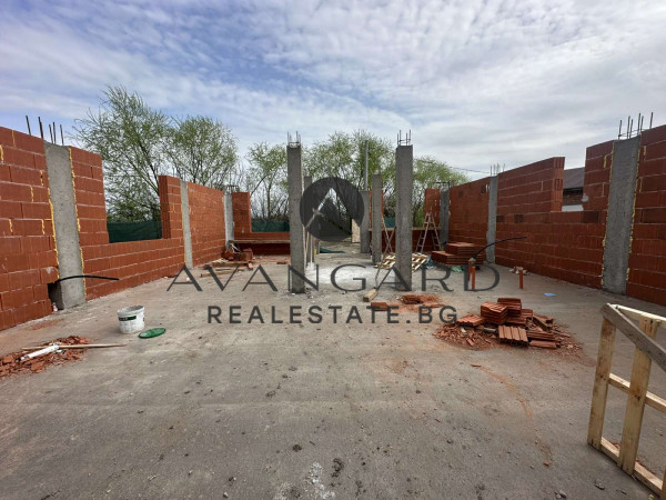 САМОСТОЯТЕЛНА КЪЩА С ДВОР! ВОЙВОДИНОВО!