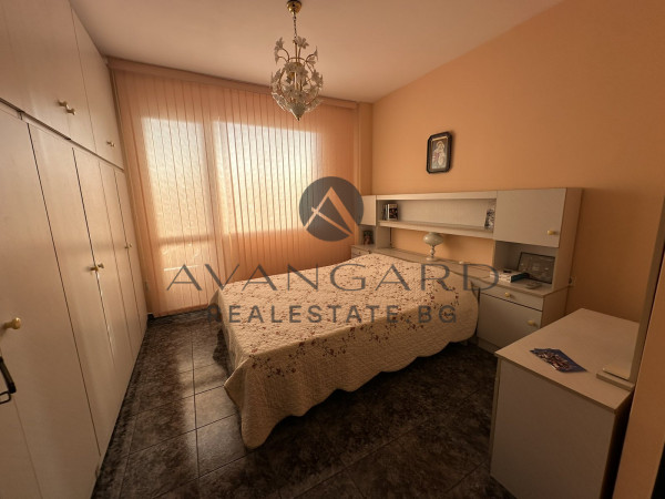 Three-room furnished Kamenitsa 2