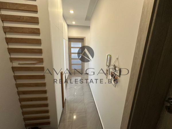 ОБЗАВЕДЕН ТРИСТАЕН В ЛУКСОЗНА СГРАДА !