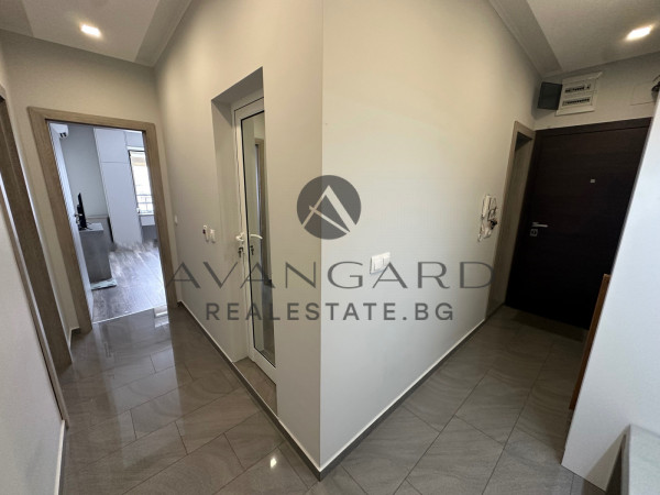 ОБЗАВЕДЕН ТРИСТАЕН В ЛУКСОЗНА СГРАДА !