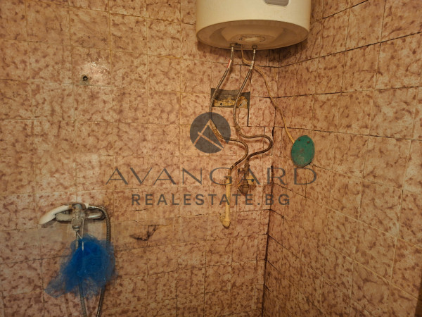 Двустаен с три отделни стаи  до Събота пазара