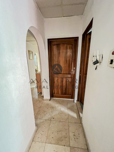 FOUR-ROOM APARTMENT IN KAMENITSA 1