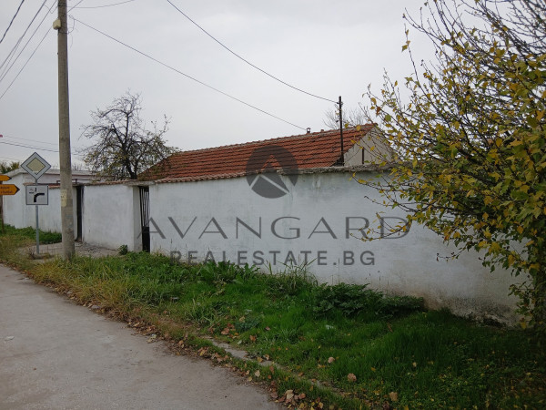 House with 867 sq.m. yard / Work