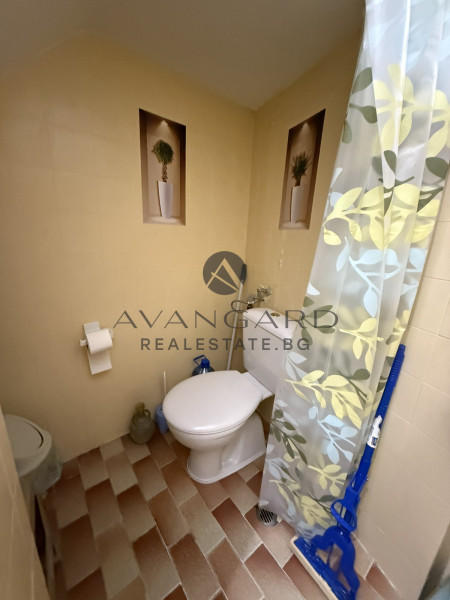 FURNISHED FLOOR OF A TRAP HOUSE!