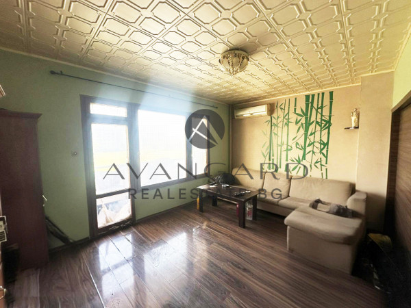 Three-room apartment with four separate rooms/ Thrace