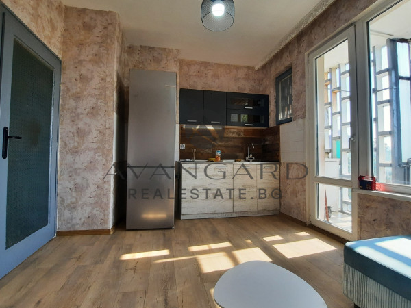 One-bedroom apartment with real square footage / p-t chicken