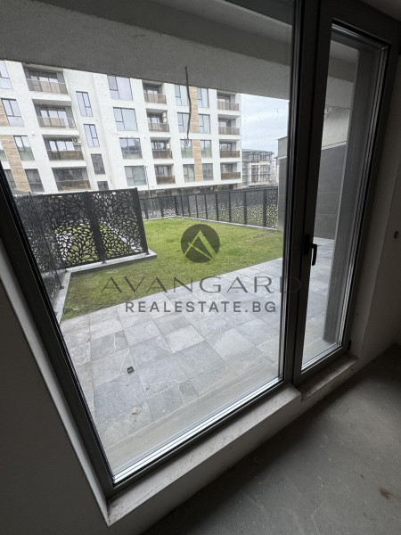 Тристаен с Двор/ Гребна база