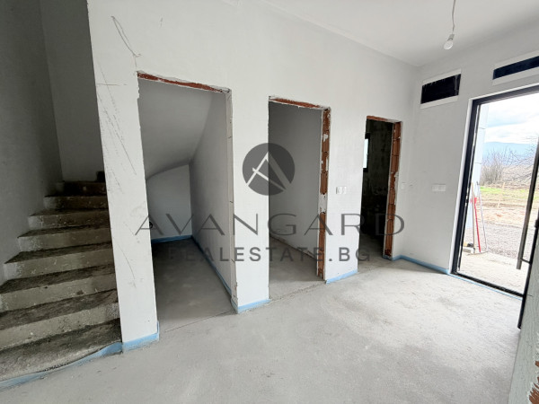 ДВУЕТАЖНА КЪЩА С ДВЕ ПАРКОМЕСТА ПРЕД АКТ 16