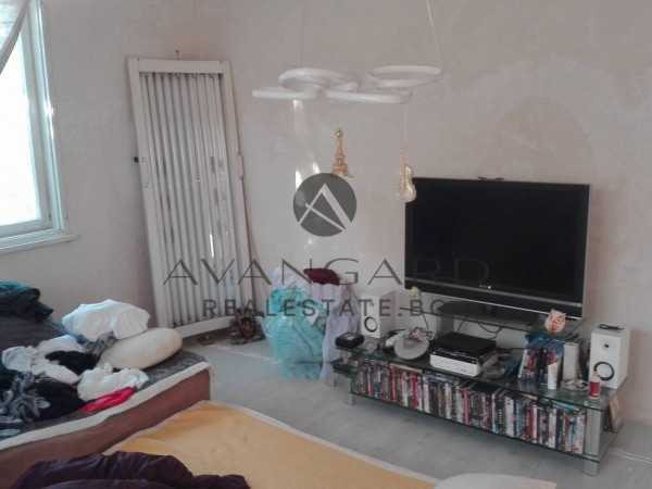 Етаж от къща / Златитрап