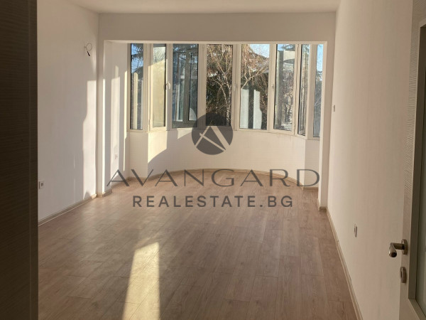 Тристаен РЕАЛНА КВАДРАТУРА ЕМЕМЕНТО