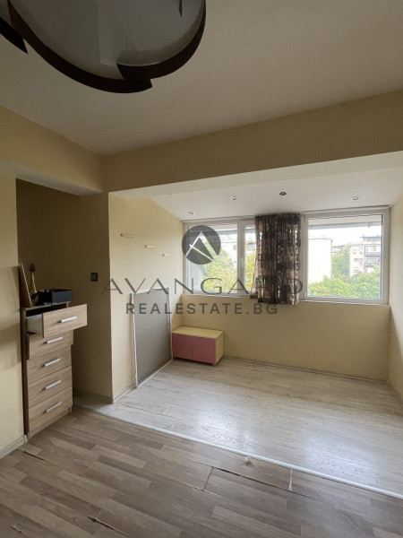 Furnished three bedroom in Kamenitsa 1