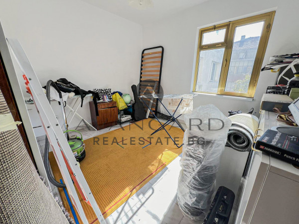 FOUR-ROOM APARTMENT IN KAMENITSA 1