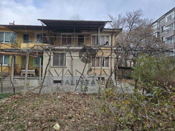 Двуетажна къща в Захарна Фабрика