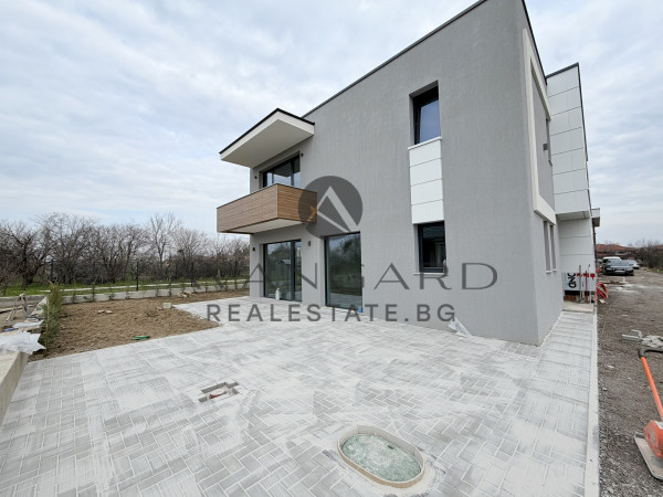 ДВУЕТАЖНА КЪЩА С ДВЕ ПАРКОМЕСТА ПРЕД АКТ 16