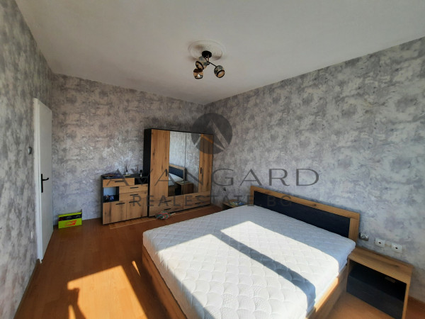 One-bedroom apartment with real square footage / p-t chicken
