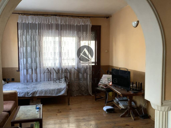 Етаж от къща с двор и два гаража