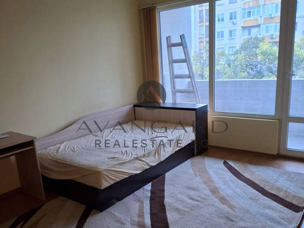 ТРИСТАЕН РЕАЛНА КВАДРАТУРА / КЮЧУК ПАРИЖ