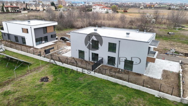 ДВУЕТАЖНА КЪЩА С ДВЕ ПАРКОМЕСТА ПРЕД АКТ 16