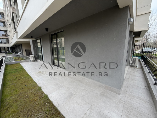 ЛУКСОЗЕН ДВУСТАЕН С ДВОРНА ВЕРАНДА !