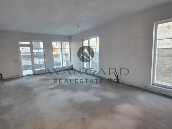 House with GARAGE and THREE parking spaces / Belashtitsa