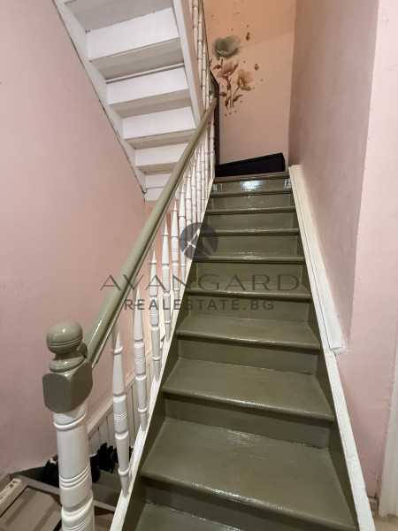 FURNISHED FLOOR OF A TRAP HOUSE!