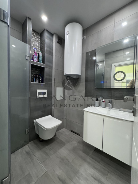 Тристаен обзаведен С ГАРАЖ / Южен