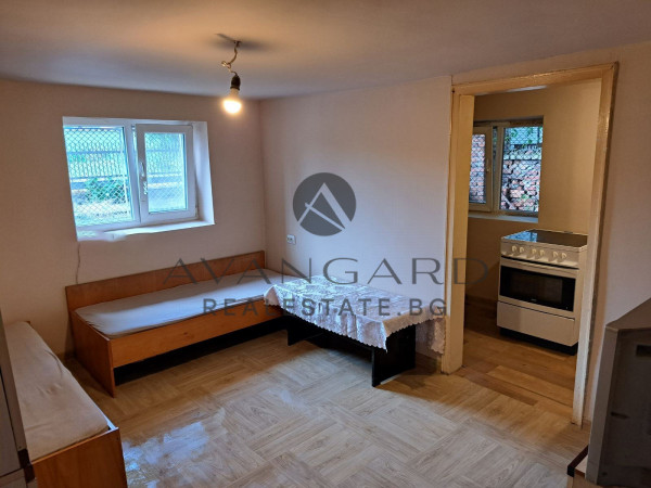 Етаж от Къща с гараж / Захарна Фабрика