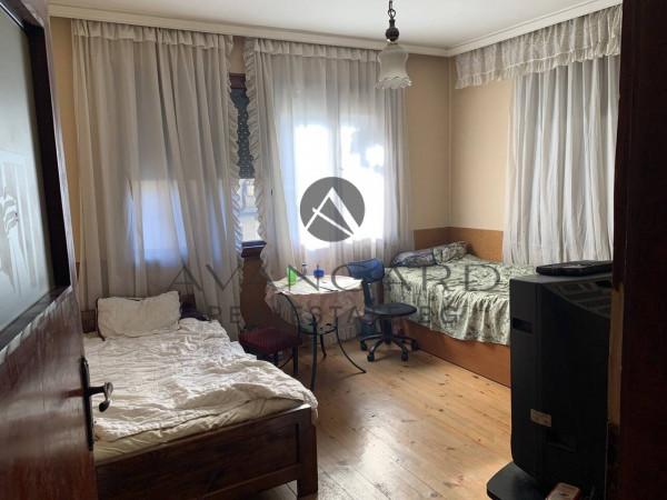 Етаж от къща с двор и два гаража