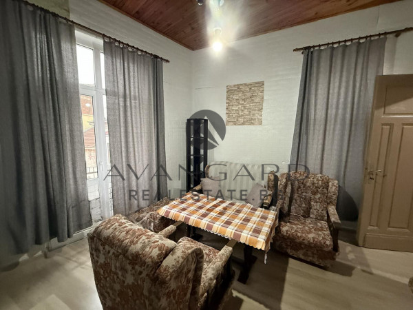 FURNISHED FLOOR OF A TRAP HOUSE!