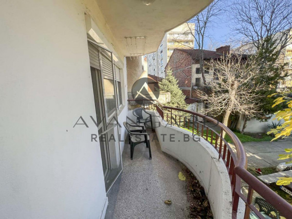 Двустаен с три отделни стаи!