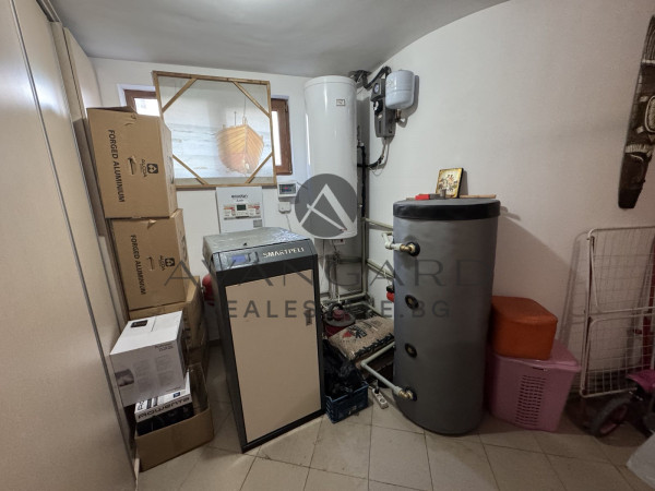 САМОСТОЯТЕЛНА ЛУКСОЗНА КЪЩА С ДВОР  В ОСТРОМИЛА !!!