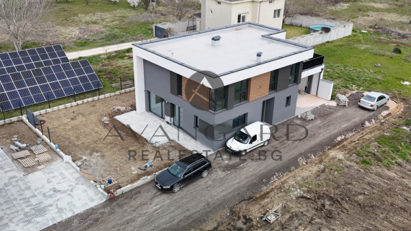 ДВУЕТАЖНА КЪЩА С ДВОЕН ГАРАЖ  ПРЕД АКТ 16