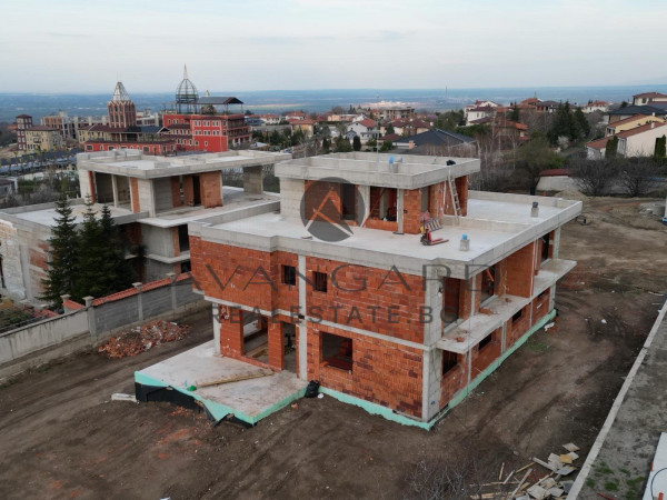 Къща с панорамна гледка и 75кв.м. гараж / Белащица