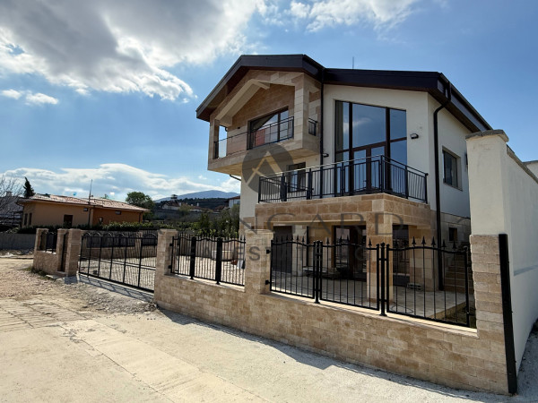 САМОСТОЯТЕЛНА КЪЩА С ДВОР! с. Брестник