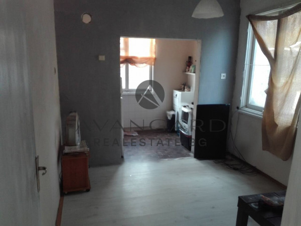 Етаж от къща / Златитрап