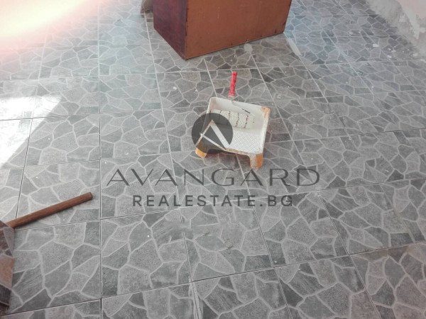 Етаж от къща / Златитрап