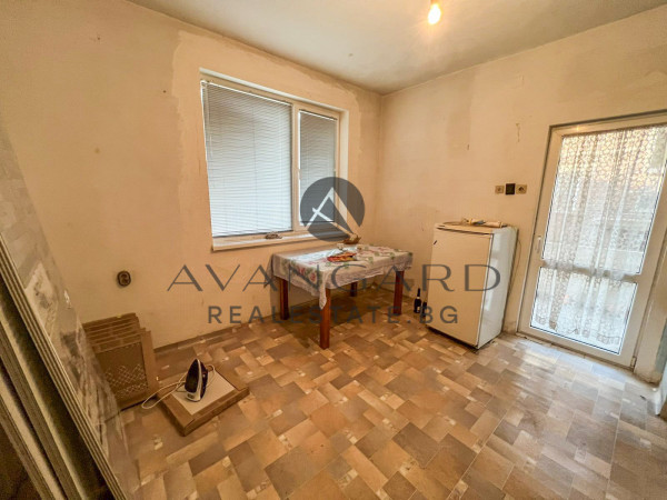 ТРИСТАЕН С ЧЕТИРИ ОТДЕЛНИ СТАИ! СЪДИЙСКИ!