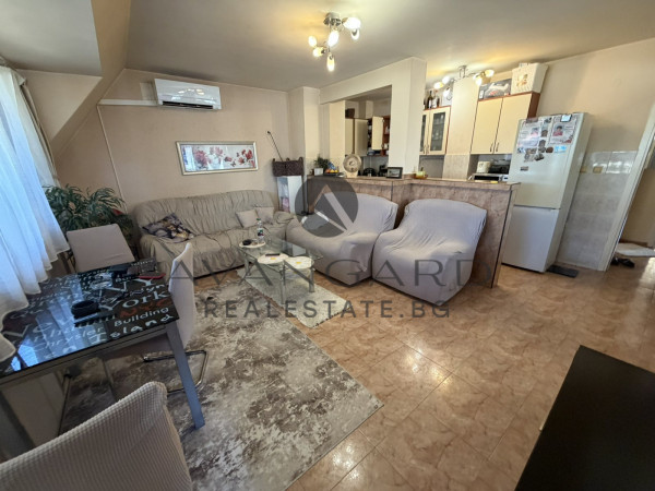 Тристаен с ПАРКОМЯСТО МАРАША