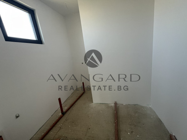 САМОСТОЯТЕЛНА КЪЩА С ДВОР! с. Скутаре