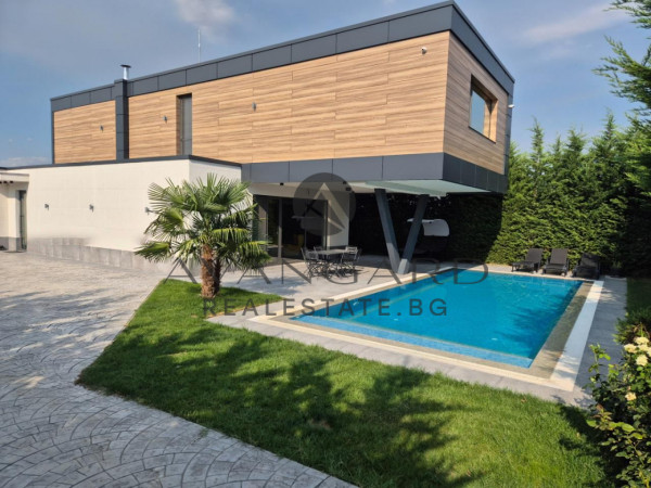 LUXURY HOUSE WITH SWIMMING POOL/ BRANDED