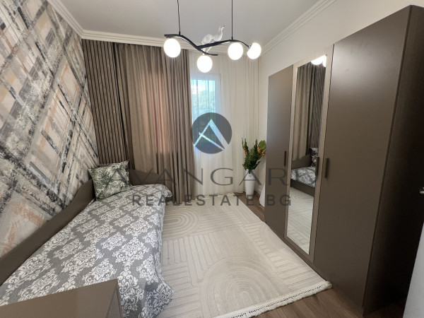 Renovated two -bedroom apartment next to the fair