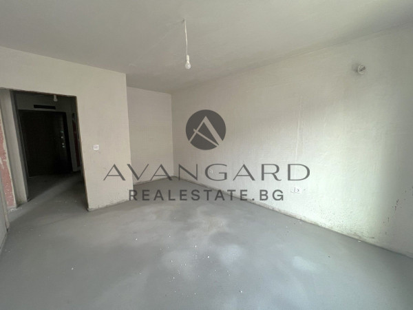 Просторен Двустаен / Христо Смирненски