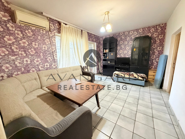 Тристаен апартамент до ПОЛИКЛИНИКАТА