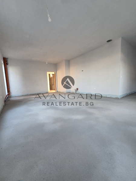 House with GARAGE and THREE parking spaces / Belashtitsa