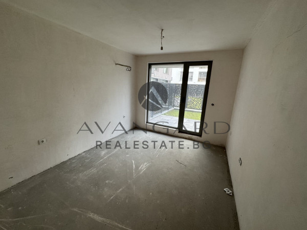 Тристаен с Двор/ Гребна база